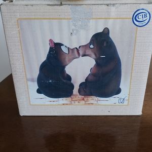 VINTAGE CERAMIC KISSING BEARS SALT/PEPPER SHAKERS